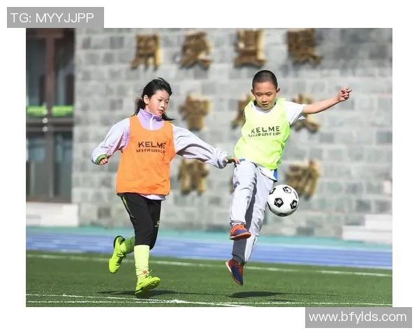 孩子几岁开始踢足球最合适如何选择适龄的足球训练方式