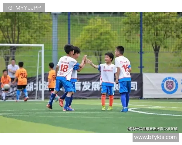 我和小伙伴们一起参加的精彩足球比赛记忆