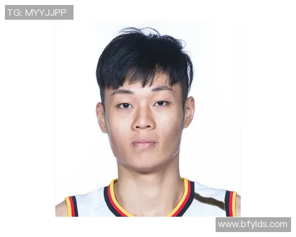 张旭在足球场上的传奇之路与不屈精神探讨